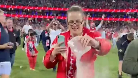 สานฝันแฟนตัวยง 2 พี่น้อง โปรยเถ้ากระดูกคุณยายลงสนามทีม “หงส์ซิดนีย์” (คลิป)