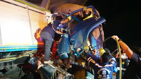 รถพ่วงกำลังกลับรถ รถพ่วงอีกคันชนท้าย คนขับตายคาซาก 