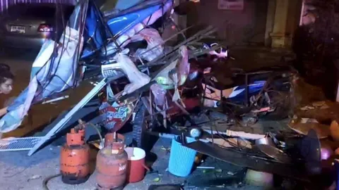 เก๋งขับส่ายชนซาเล้งขายส้มตำ แม่ค้าตาย ผัวสาหัส จอดลงมาดูแล้วรีบหนี 