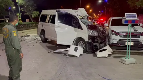 รถตู้ปาดซ้ายเจอท้ายรถพ่วง ชนสนั่น คนขับดั้งจมูกหัก