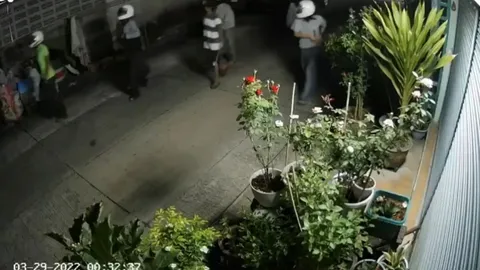 ตร.บางบัวทองเร่งล่ากลุ่มโจ๋บุกปาระเบิดบ้านคู่อริ ผกก.กำชับเพิ่มสายตรวจ