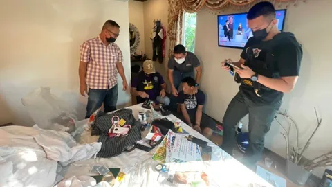 หนุ่มเสพยาเมาคึก ไลฟ์สดโชว์ให้โลกโซเชียลจดจำ ถูกตำรวจบุกรวบคาห้อง