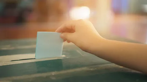 "คนละเบอร์" มติฉลุย กมธ.อ้างว่าซื้อเสียงยาก “บิ๊กตู่” ชี้ถ้าหมดโอกาสก็กลับบ้าน