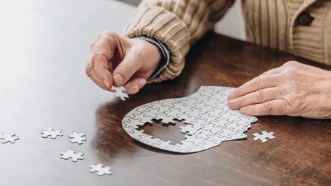 รู้จักภาวะเสียการสื่อภาษา (Aphasia) ที่บรูซ วิลลิส ป่วย เกิดจากอะไร รักษาได้ไหม