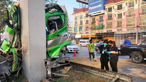 รถพ่วงวิ่งรับทราย ชนเต็มๆ ตอม่อสะพานลอย คนขับถูกอัดก๊อบปี้ดับ