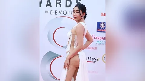 น้ำเพชร ฏีญาภาร์ เดินพรมแดงโชว์บั้นท้ายเด้ง แบบสับแบบใหม่ (คลิป)