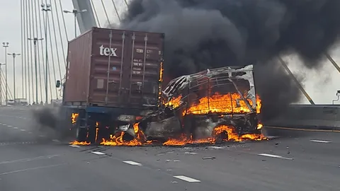 ระทึก กระบะชนท้ายรถบรรทุกกลางสะพานภูมิพล ไฟลุกท่วมเจ็บ 1 ปิดจราจร 3 ชม. (คลิป)