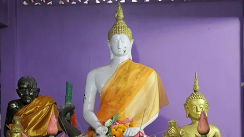 "2 ป้าหลาน" เปลือยวิ่งรอบ "หลวงพ่อขาว" แก้บน "ใบดำ" รอดทหารเกณฑ์ 