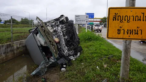 กระบะชนรถตู้ส่งพนักงานตกคูน้ำก่อนพลิกคว่ำที่บางปะกง เจ็บติดคาซาก 3 ราย