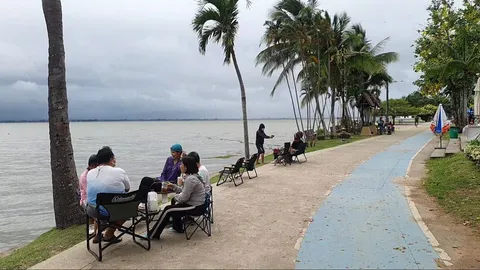 ฝนตกโปรยปรายกลางฤดูร้อน ทำอุณหภูมิลดฮวบ ผู้คนแห่รับลมหนาวที่กว๊านพะเยา (คลิป)