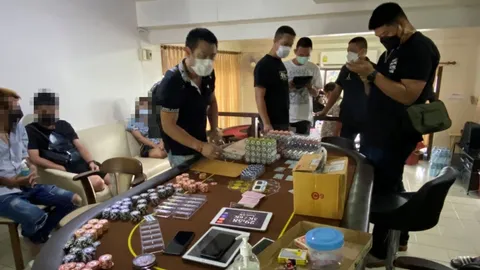 ตร.ภาค 2 จับ 19 นักพนันฝ่าฝืน พ.ร.ก.ฉุกเฉิน ชวนเล่นโป๊กเกอร์ผ่านโซเชียล