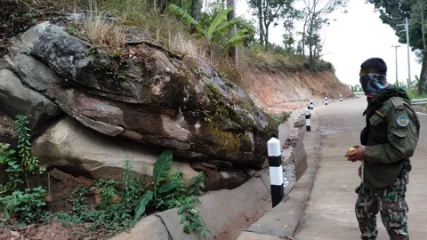 จนท.เข้าตรวจสอบหินศีรษะพญานาค บนดอยอินทนนท์ เชื่อจะเป็นจุดอันซีนใหม่