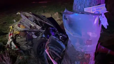 เก๋งชนต้นไม้ขาดสองท่อน พระสงฆ์และลูกศิษย์ตายคู่ 2 ศพที่กันทรวิชัย