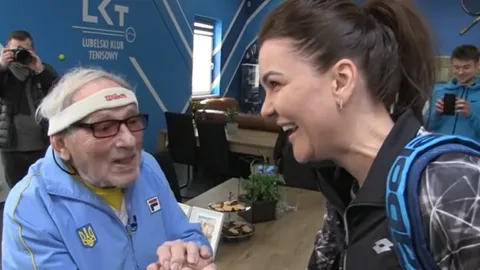 98 แล้วไง "นักเทนนิสอายุมากสุดในโลก" ดวลแร็กเกตกับ "รัดวานสกา" (คลิป)