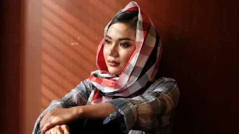 จิม จารุวรรณ มิสแกรนด์ร้อยเอ็ด เป็นกระบอกเสียงให้ชาวนา 