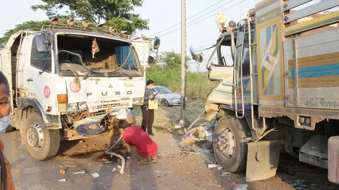 รถบรรทุก 22 ล้อชนกระบะตกข้างทางตาย 1 เสียหลักชนอีก 2 คันหวิดดับเพิ่ม