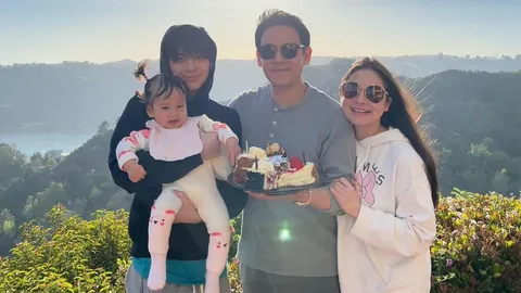 เผยโมเมนต์น่ารัก พี่อชิ อุ้ม น้องนาตาชา ลูกสาว พ่อฟลุค-แม่ลี (คลิป)