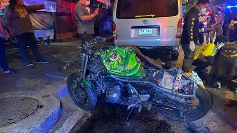 โจ๋ 18 ซิ่งบิ๊กไบค์เสียหลักเฉี่ยวเก๋ง รถสะบัดพุ่งชนรถตู้ข้างทางดับคาที่