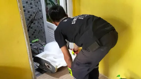 ขนลุกซู่ งูเห่ายาว 1.5 เมตร โผล่ชักโครกห้องน้ำ (คลิป)