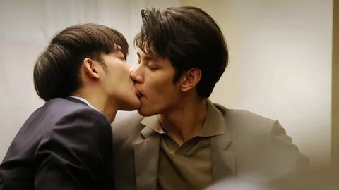 “กรีน&แชป” โชว์จูบหวานละมุน สาววายตายสงบศพสีชมพูใน “THE TUXEDO สูทรักนักออกแบบ”