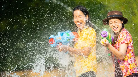 ทำนายฝันว่าเล่นสงกรานต์ เล่นน้ำสงกรานต์กับเพื่อน สื่อถึงอะไร?