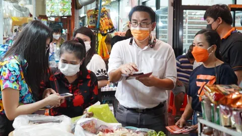 "วิโรจน์" เดินตลาดห้วยขวาง จุดแข็ง "ก้าวไกล" คือ ทำงานเป็นทีม