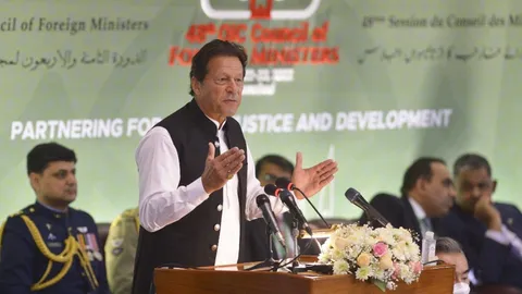 อิมราน ข่าน พ้นตำแหน่ง กลายเป็นนายกฯปากีสถานคนแรกโดนสภาลงมติไม่ไว้วางใจ