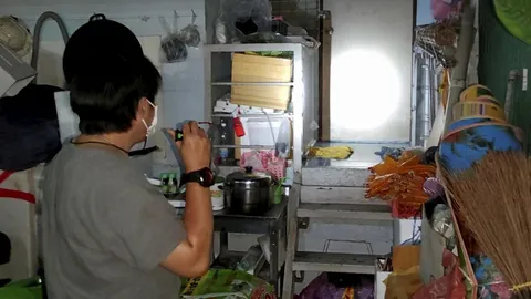 ผัวหึงโหดราดนํ้ามันเผาสดเมียเจ็บสาหัส (คลิป)