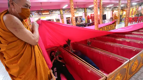 ทำบุญนอนโลงศพ สะเดาะเคราะห์ วันสงกรานต์ 2565 คึกคัก