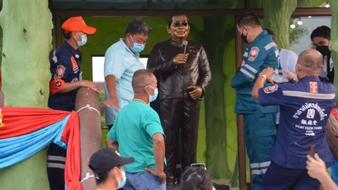 แห่หุ่นไวพจน์รอบเมือง ให้ชาวสุพรรณฯ ร่วมอาลัย ก่อนตั้งไว้ที่วัดวังน้ำเย็น