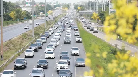 ถนนมิตรภาพช่วงปากช่องเริ่มติดหนึบ คนแห่กลับกทม. หลังฉลองสงกรานต์ 2565 (คลิป)