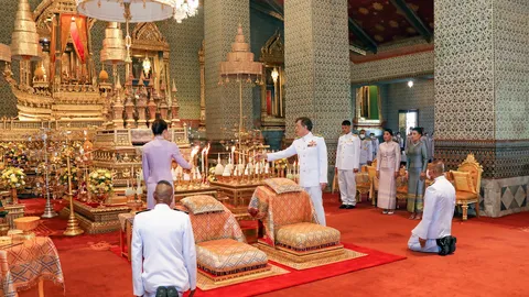 ในหลวง-พระราชินี เสด็จฯไปทรงบำเพ็ญพระราชกุศล ในการพระราชพิธีสงกรานต์