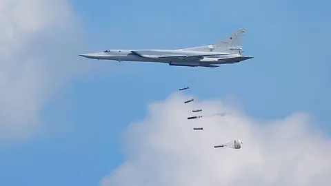 โหดรัสเซีย! ส่อง เครื่องบินทิ้งระเบิดทางยุทธศาสตร์ Tu-22M3 ถล่มยับกองกำลังนีโอนาซี Azov