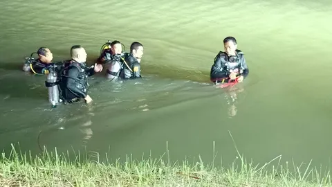 กลุ่มวัยรุ่นเล่นน้ำในคลองประปา หนุ่มวัย 16 หมดแรงจมน้ำดับสลด