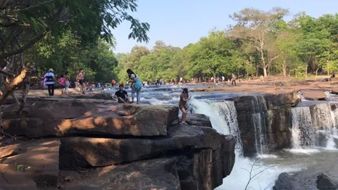 ชาวชัยภูมิจูงลูกหลาน เที่ยวเล่นน้ำตกตาดโตน คลายร้อนส่งท้ายเทศกาลสงกรานต์