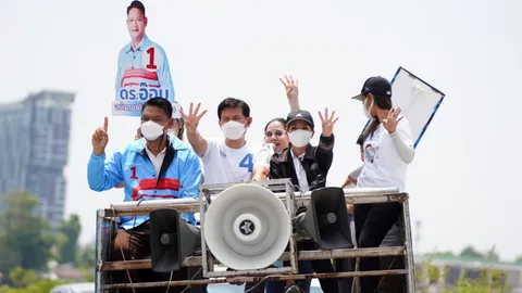 “เอ้ สุชัชวีร์” ลงพื้นที่จตุจักร-ประชาชื่น เสนอทางแก้น้ำท่วมซ้ำซากให้คนกทม.