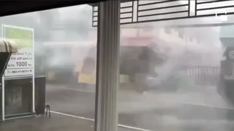 อ่วมหนัก "พายุฤดูร้อน" ถล่มเมืองมหาสารคาม ทำต้นไม้หัก โค่นทับรถยนต์หลายคัน