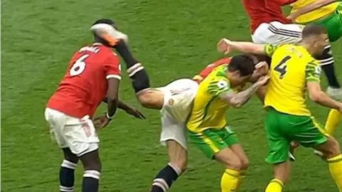 เจ้าพ่อคอนเทนต์ "แม็คไกวร์" จระเข้ฟาดหางใส่ "ป็อกบา" เกมแมนยูฯ เชือดนอริช (คลิป)