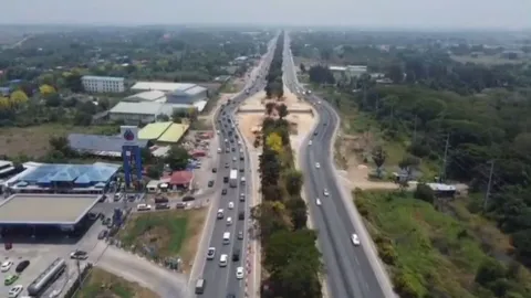 ถนนสายเอเชียขาเข้า กทม. ที่ อ.มหาราช มีการก่อสร้างทาง รถมากเริ่มชะลอตัว (คลิป)