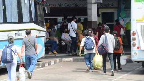 บขส.โคราชคนหนาตา ชาวอีสานขนอาหารแห้งขึ้นรถโดยสารกลับ กทม.และไปทำงาน 