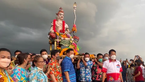 บวงสรวงพญายมก่อนลอยสู่ทะเล ความเชื่อคนบางพระ ปลดปล่อยความทุกข์ (คลิป)