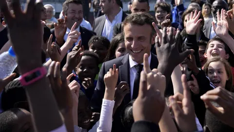 "มาครง-เลอเปน" ลุยหาเสียงโค้งสุดท้าย โพลชี้มาครงคะแนนนำหลังจบการดีเบต