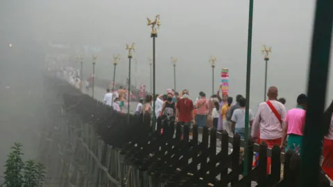 วันหยุดคนแห่เที่ยวสะพานมอญ สัมผัสวิถีชีวิตคนท้องถิ่นที่สังขละบุรีคึกคัก (คลิป)