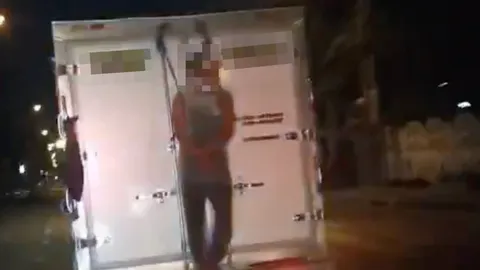 สุดอันตราย ชายใช้เชือกผูกตัวเอง ทรงตัว ห้อยอยู่ท้ายรถส่งน้ำแข็ง (คลิป)