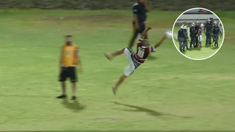 แฟนบอลลีกบราซิล โดนรวบ หลังบุกลงสนาม ไปสอนนายทวารป้องกันประตู (คลิป)