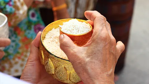 คำถวายข้าวและวิธีลาข้าวพระพุทธ