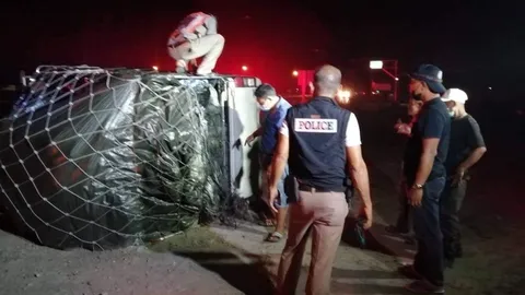 ตร.สุราษฎร์ยึดกระบะขนกะหล่ำปลีคว่ำคนขับหนี ค้นเจอยาไอซ์สอดไส้มา 220 กก.