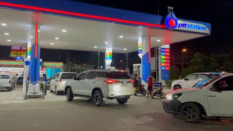 ดีเซลขึ้น 2 บาท ชาวบ้านขับรถต่อคิวเติมที่ปั๊มย่านคลอง 7 จนการจราจรติดขัด