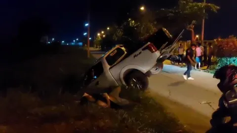 เมาเกินร้อยซิ่งกระบะตกคลอง ด่าคนเข้าช่วย สุดท้ายโดนตำรวจรวบ