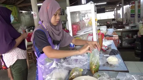 เริ่มสตาร์ต แก๊สหุงต้มขึ้นราคากก.ละ 1 บาท แม่ค้าข้าวแกงกัดฟันขายราคาเดิม 